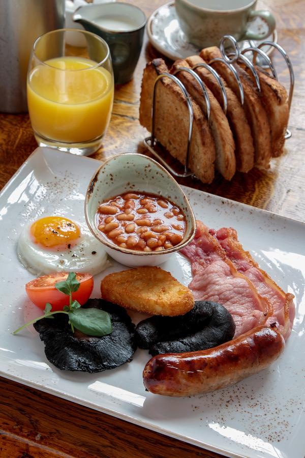 The Bear'S Paw Warmingham Exterior foto English breakfast with baked beans