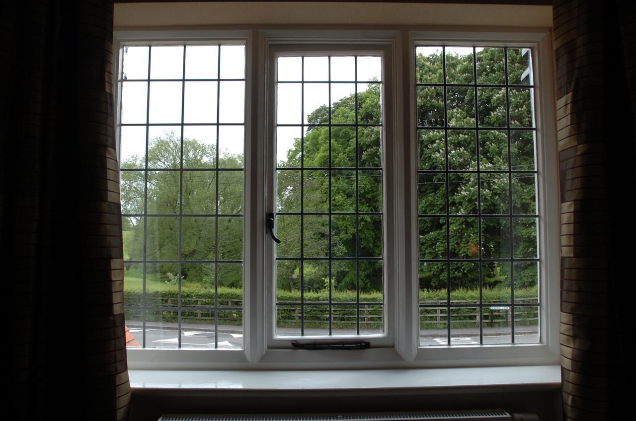 The Bear'S Paw Warmingham Exterior foto A window with leaded glass