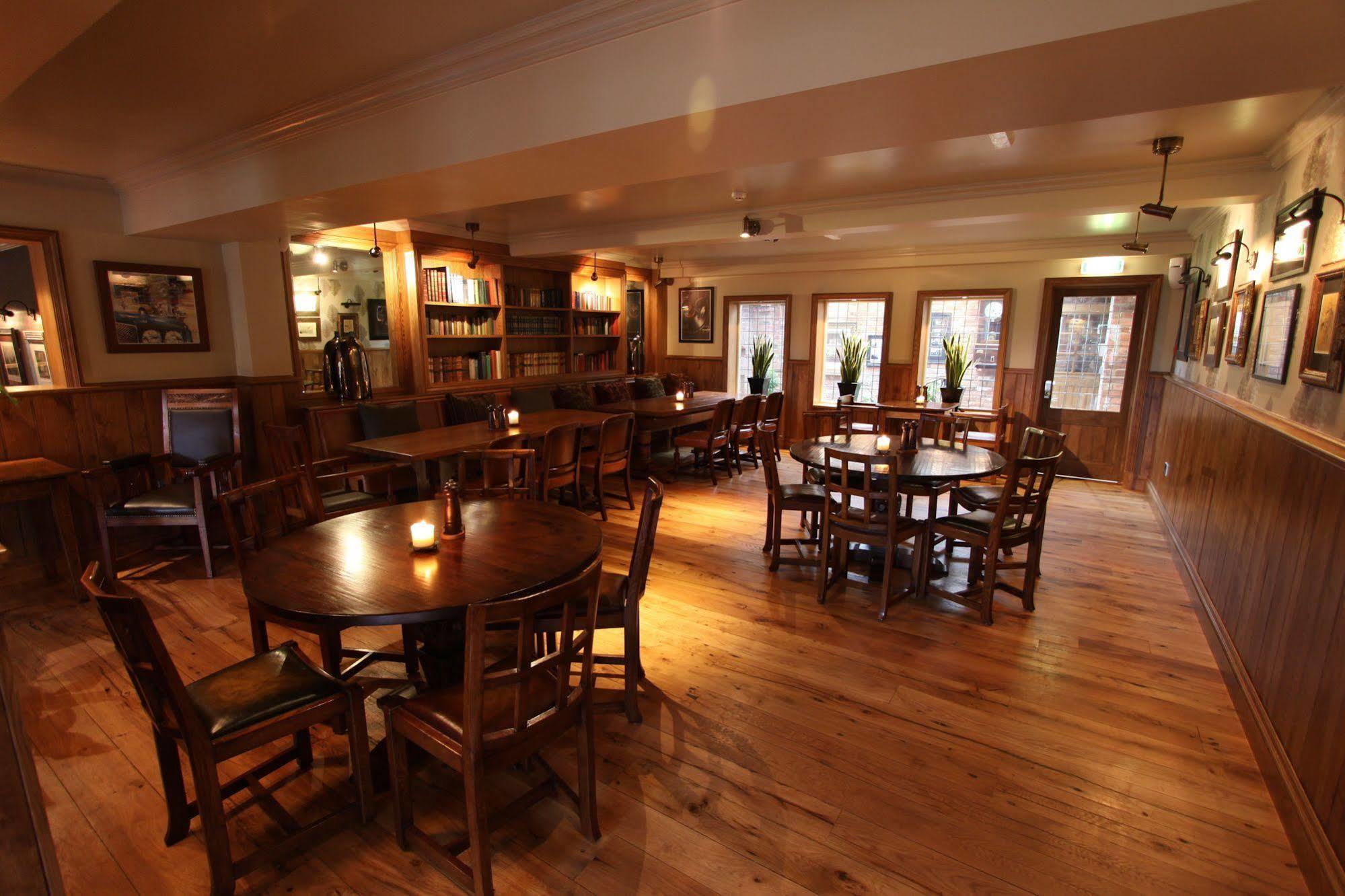 The Bear'S Paw Warmingham Exterior foto The interior of the restaurant