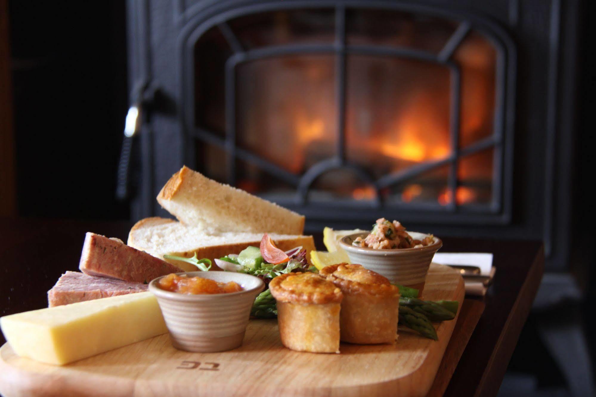 The Bear'S Paw Warmingham Exterior foto A cheese board