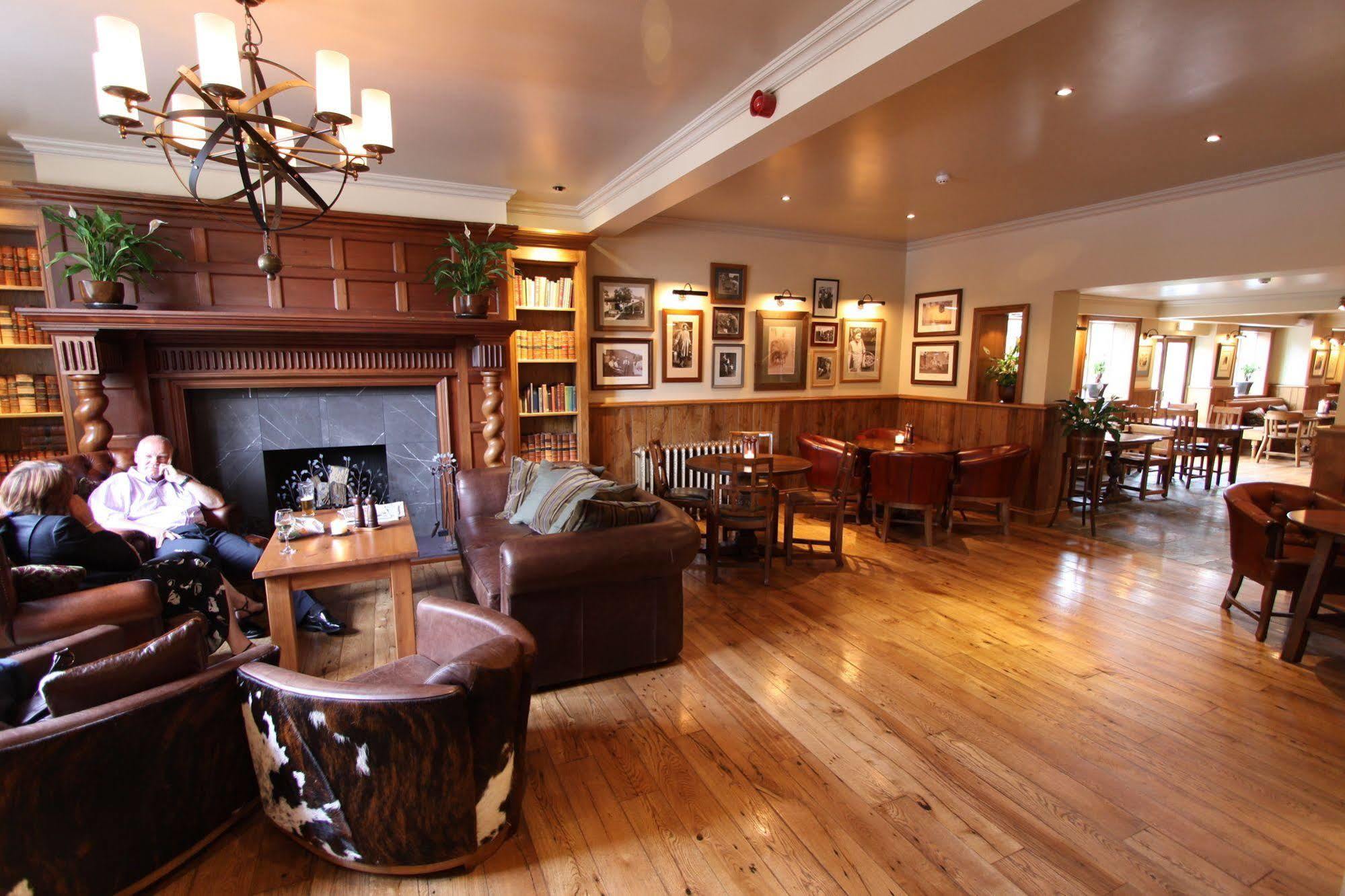 The Bear'S Paw Warmingham Exterior foto Interior of the restaurant