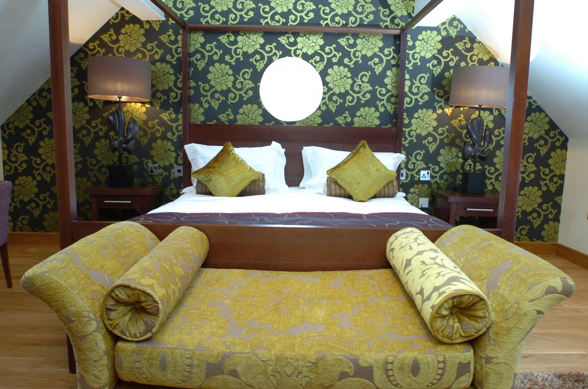The Bear'S Paw Warmingham Exterior foto A bedroom at the hotel